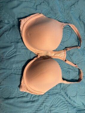 Victoria Secret Women's Light tan/nude T-Shirt Bra with Lace Trim 34D